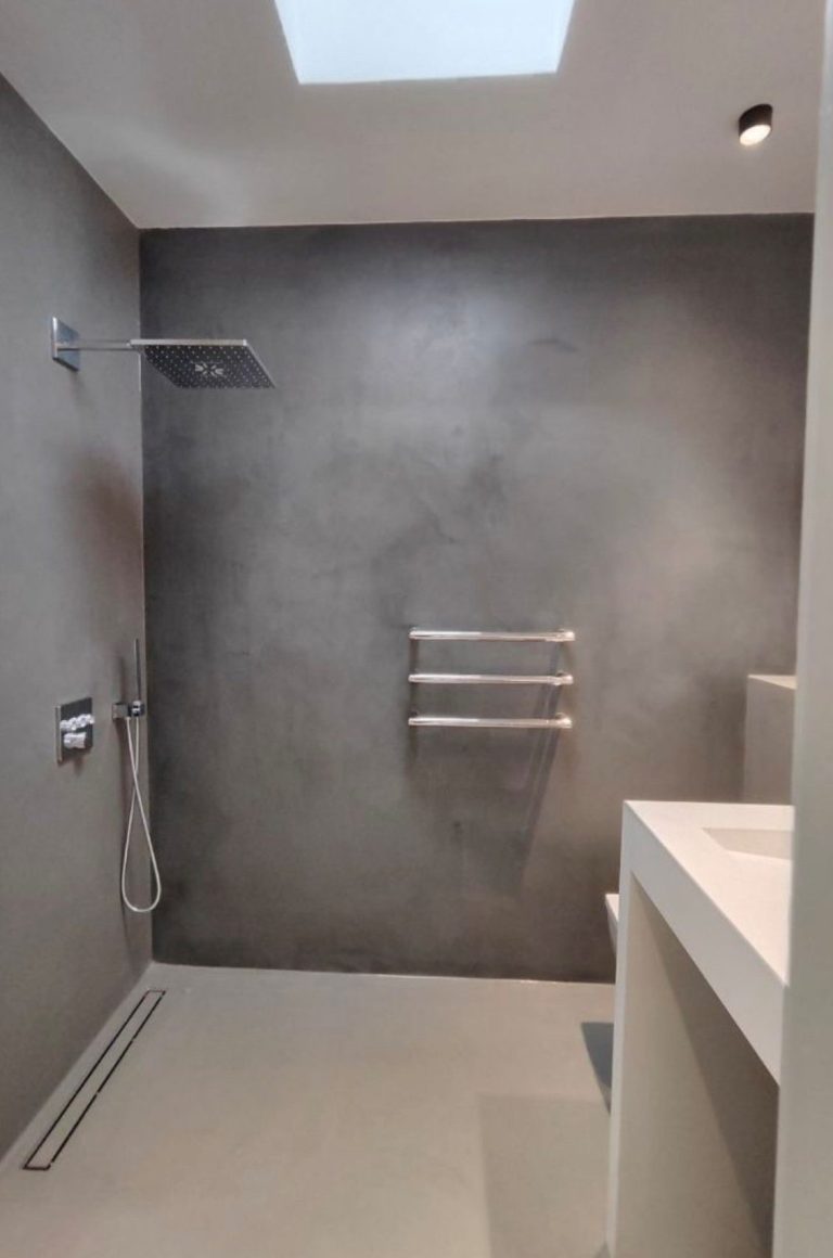 Mikrozement im Bad und in der Dusche Fugenlose Mikrozement-Oberfläche im Badezimmer mit systemabhängiger Ausführung für Nassbereiche