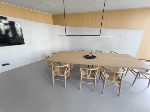 Mikrozement Boden Moderne Besprechungsräume mit großem Tisch und Holzstühlen, TV an der Wand.